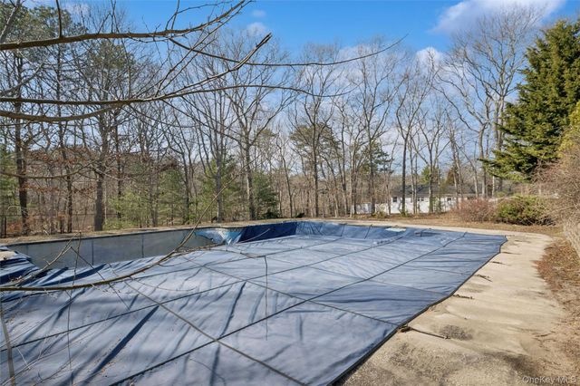 6 1st Avenue, Holtsville, NY 11742