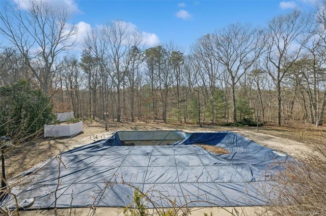 6 1st Avenue, Holtsville, NY 11742