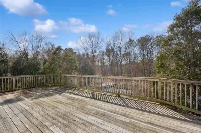 6 1st Avenue, Holtsville, NY 11742