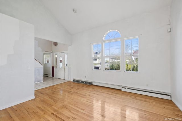 6 1st Avenue, Holtsville, NY 11742