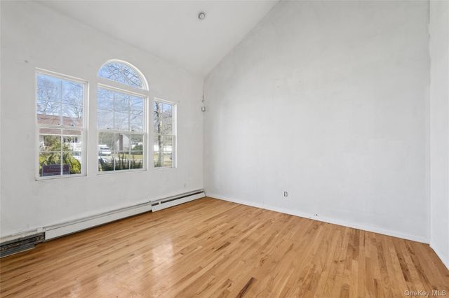 6 1st Avenue, Holtsville, NY 11742