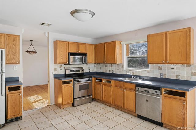 6 1st Avenue, Holtsville, NY 11742