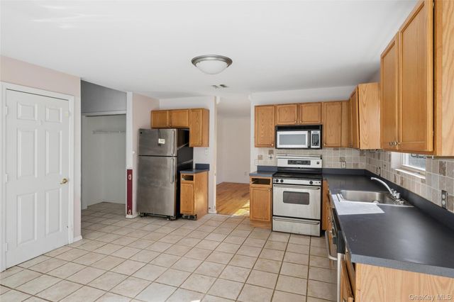 6 1st Avenue, Holtsville, NY 11742