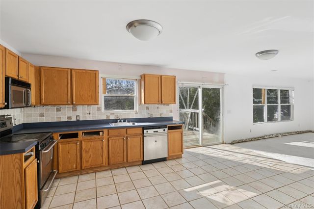 6 1st Avenue, Holtsville, NY 11742