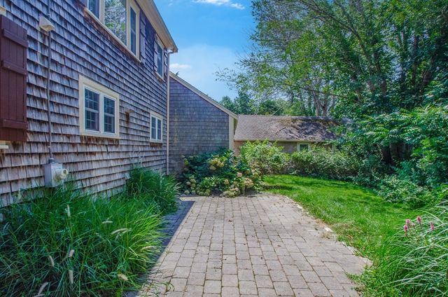 65 Acushnet Rd, Mattapoisett, MA 02739