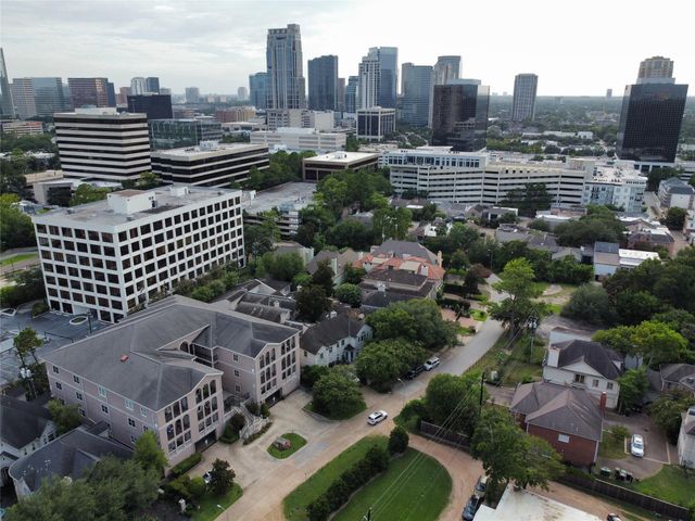 58 Briar Hollow Lane, Houston, TX 77027