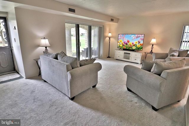 32 VALLEYBROOK DR, Lancaster, PA 17601