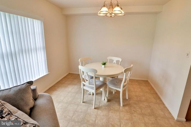32 VALLEYBROOK DR, Lancaster, PA 17601