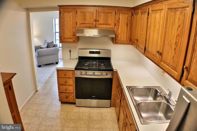 32 VALLEYBROOK DR, Lancaster, PA 17601