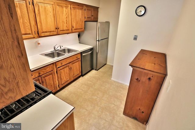 32 VALLEYBROOK DR, Lancaster, PA 17601