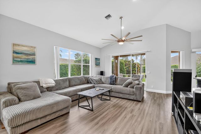 6900 Cairnwell Drive, Boynton Beach, FL 33472