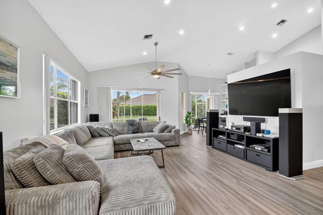 6900 Cairnwell Drive, Boynton Beach, FL 33472