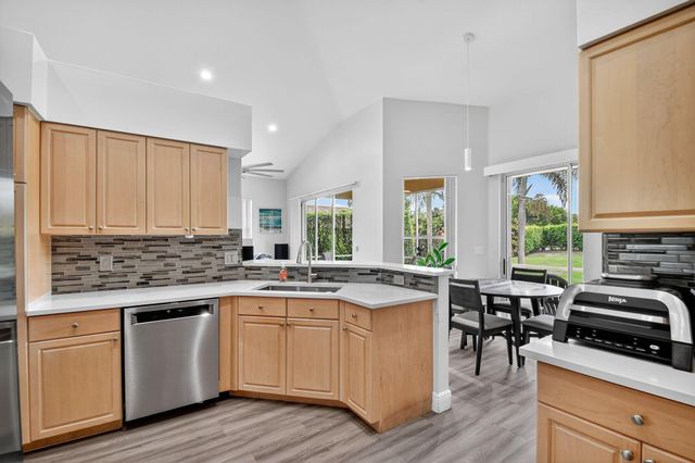 6900 Cairnwell Drive, Boynton Beach, FL 33472