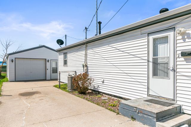 1923 AVENUE L, Council Bluffs, IA 51501