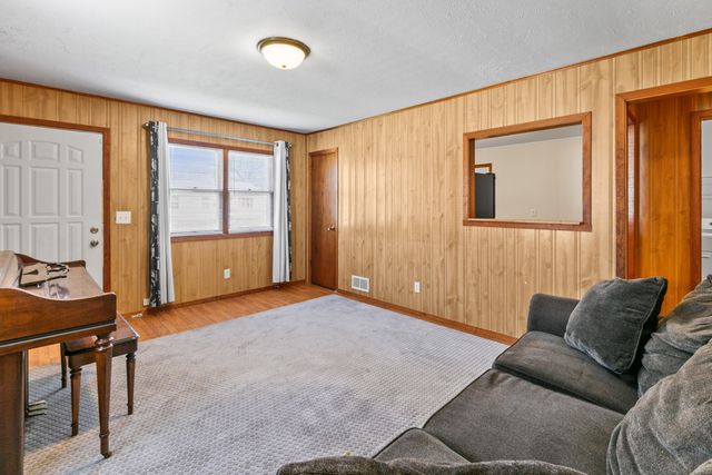1923 AVENUE L, Council Bluffs, IA 51501