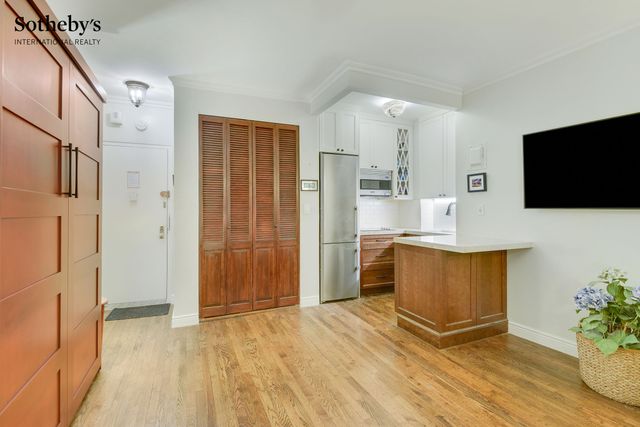 160 E 91st St Apt 3B, New York City, NY 10128