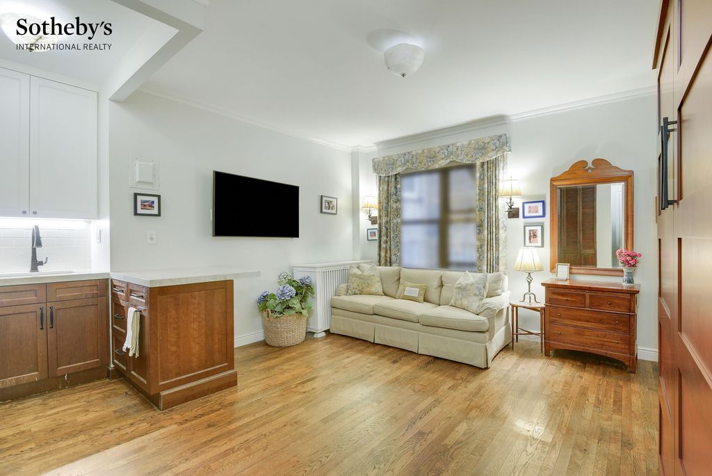 160 E 91st St Apt 3B, New York City, NY 10128