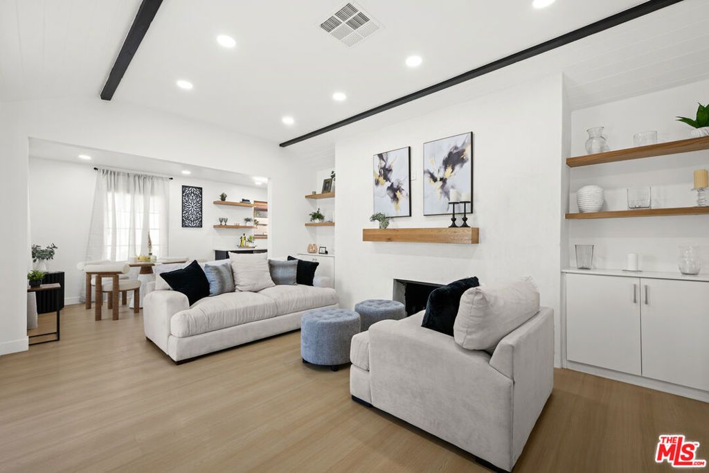 Image 10 of property listing at 512 W Hillsdale Street, Inglewood, CA 90302