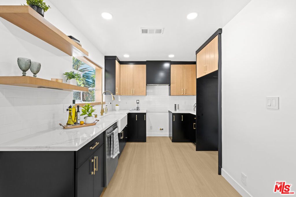 Image 11 of property listing at 512 W Hillsdale Street, Inglewood, CA 90302