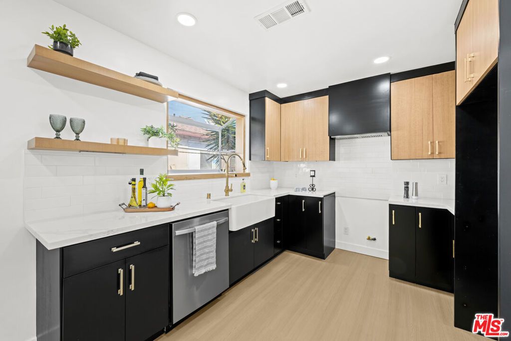 Image 12 of property listing at 512 W Hillsdale Street, Inglewood, CA 90302