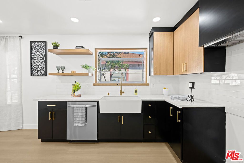 Image 13 of property listing at 512 W Hillsdale Street, Inglewood, CA 90302