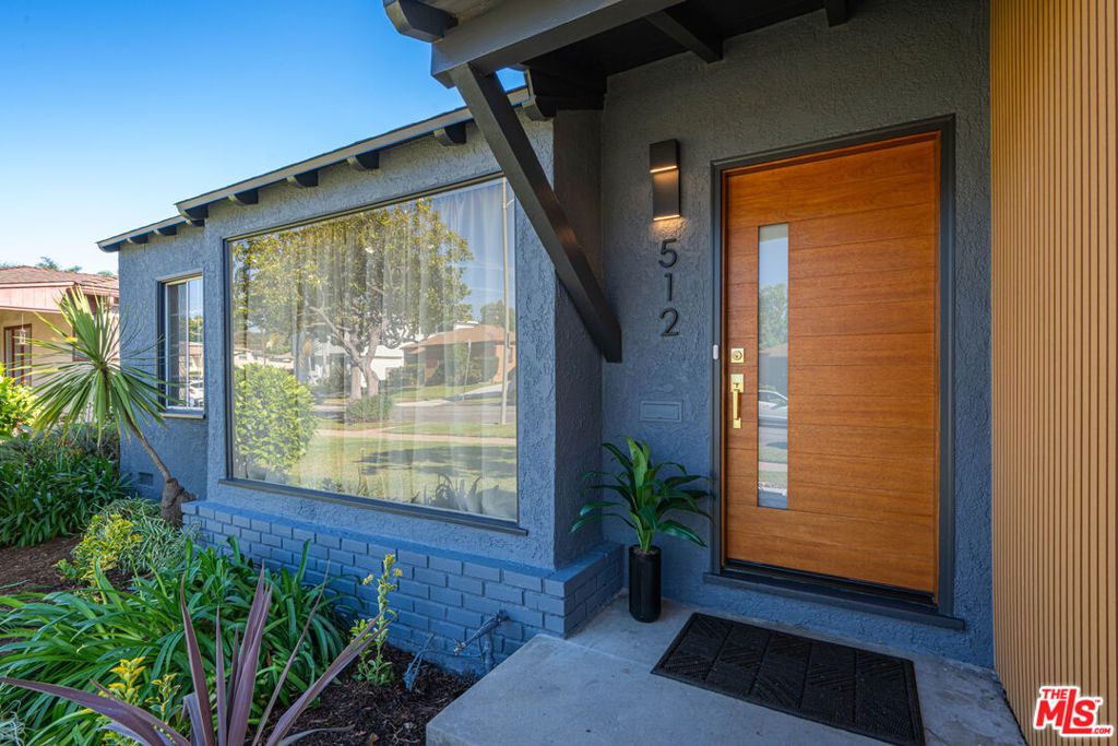 Image 2 of property listing at 512 W Hillsdale Street, Inglewood, CA 90302