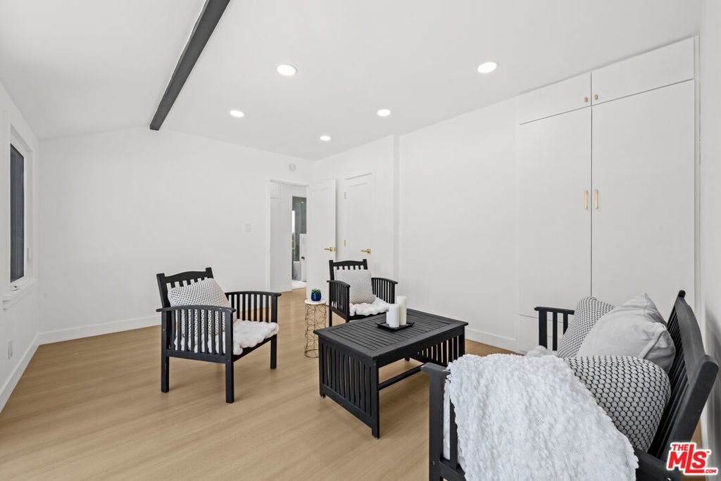 Image 22 of property listing at 512 W Hillsdale Street, Inglewood, CA 90302