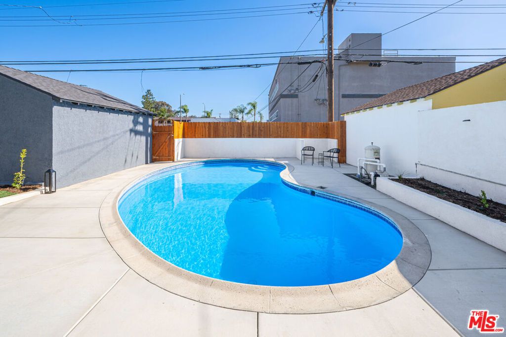 Image 24 of property listing at 512 W Hillsdale Street, Inglewood, CA 90302