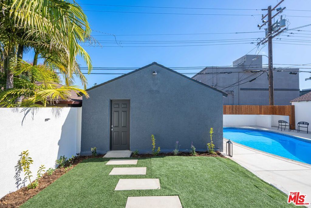 Image 31 of property listing at 512 W Hillsdale Street, Inglewood, CA 90302