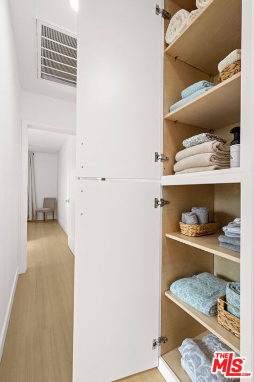 Image 36 of property listing at 512 W Hillsdale Street, Inglewood, CA 90302