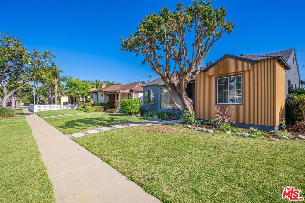 Image 5 of property listing at 512 W Hillsdale Street, Inglewood, CA 90302