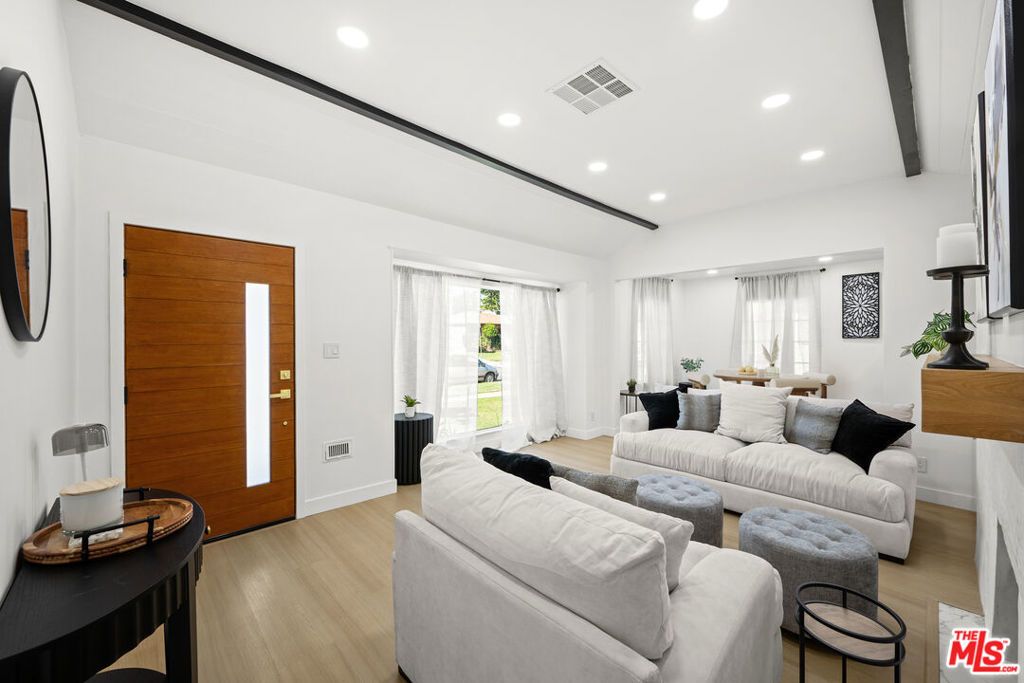 Image 6 of property listing at 512 W Hillsdale Street, Inglewood, CA 90302