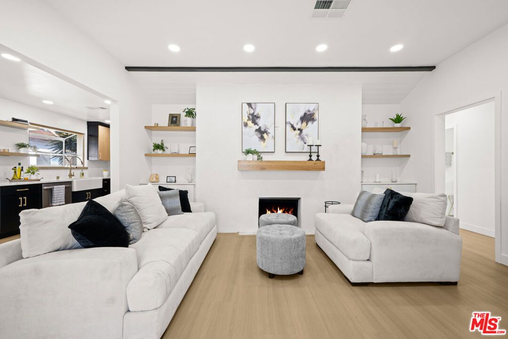 Image 7 of property listing at 512 W Hillsdale Street, Inglewood, CA 90302