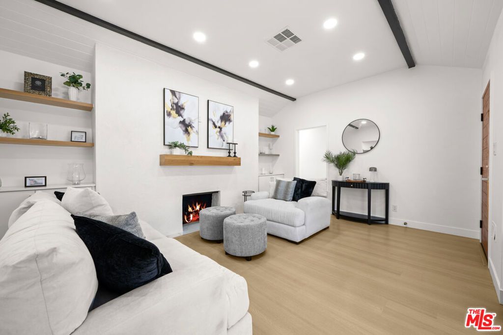 Image 8 of property listing at 512 W Hillsdale Street, Inglewood, CA 90302