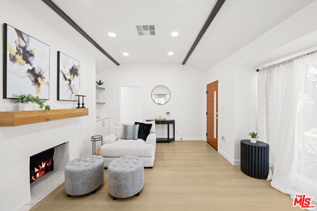 Image 9 of property listing at 512 W Hillsdale Street, Inglewood, CA 90302