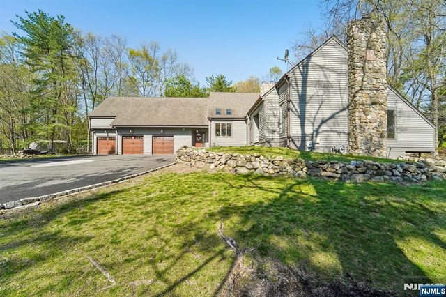 11 Carlough Road, Upper Saddle River, NJ 07458