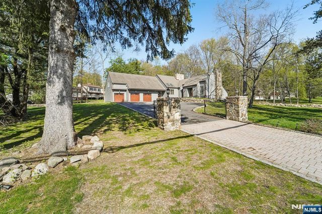 11 Carlough Road, Upper Saddle River, NJ 07458