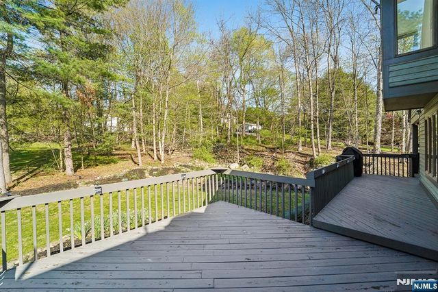 11 Carlough Road, Upper Saddle River, NJ 07458