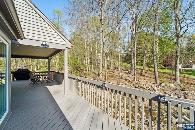 11 Carlough Road, Upper Saddle River, NJ 07458