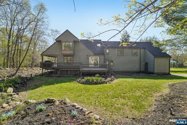 11 Carlough Road, Upper Saddle River, NJ 07458