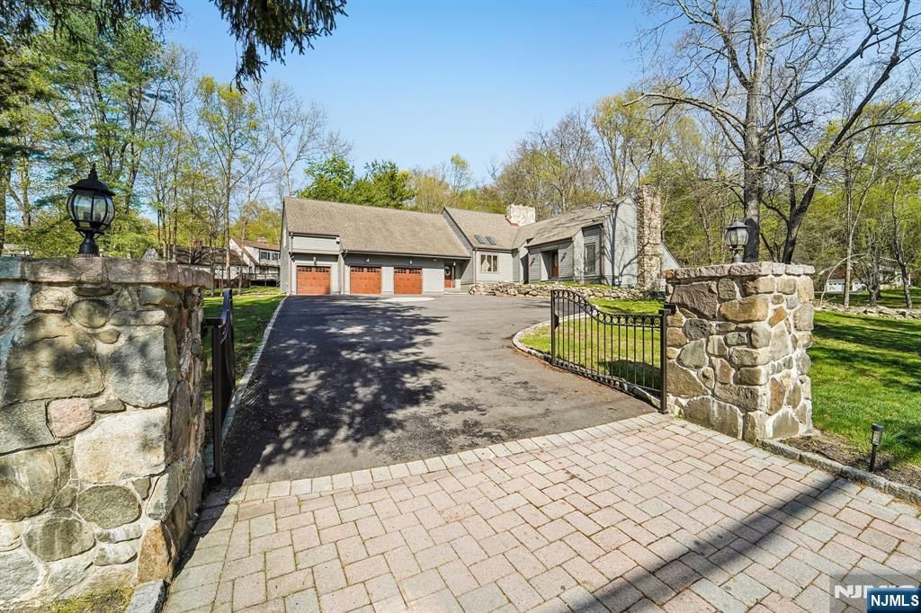 11 Carlough Road, Upper Saddle River, NJ 07458