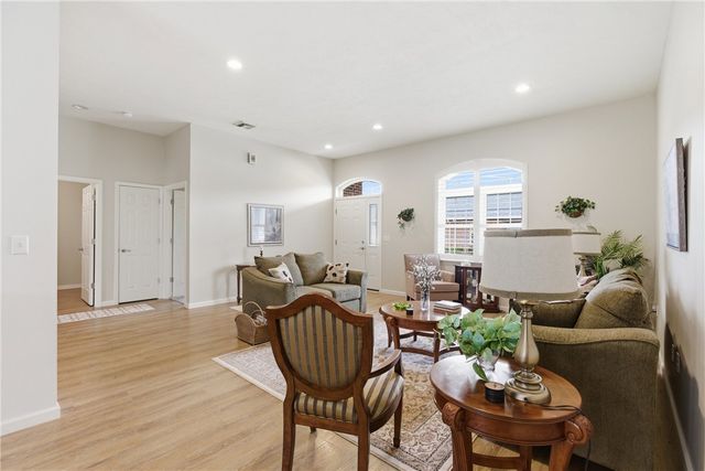 909 VALENTINA LN, Lower Burrell, PA 15068