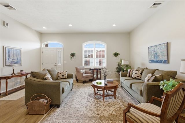 909 VALENTINA LN, Lower Burrell, PA 15068