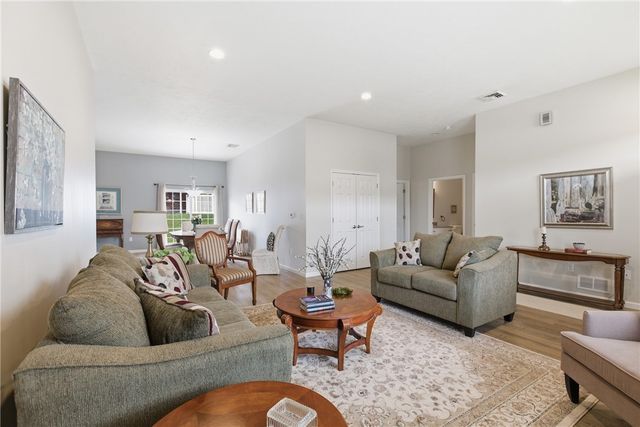 909 VALENTINA LN, Lower Burrell, PA 15068