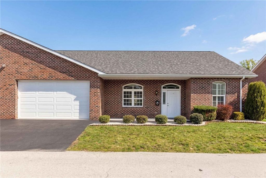 909 VALENTINA LN, Lower Burrell, PA 15068