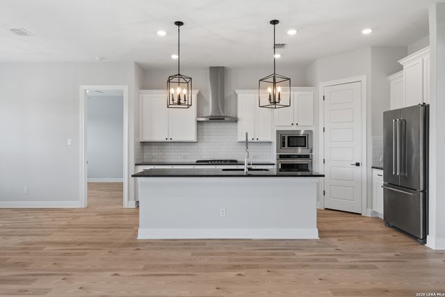 204 AZALEA ALY, Castroville, TX 78009