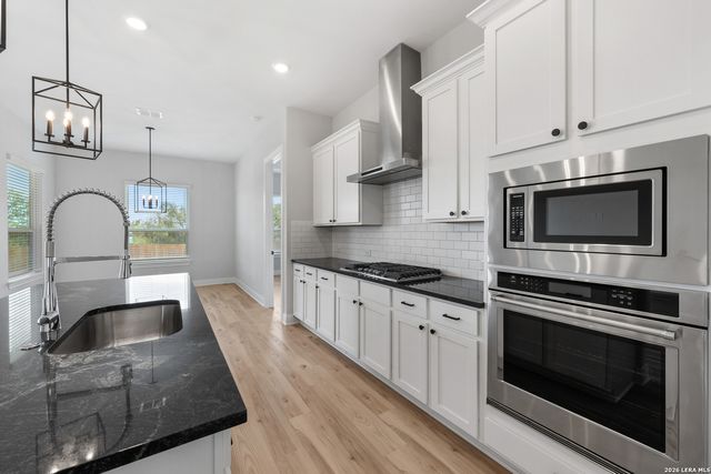 204 AZALEA ALY, Castroville, TX 78009