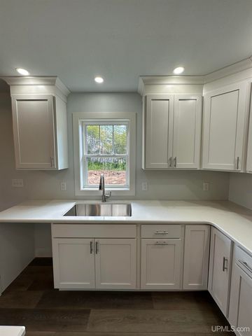 1705 S 21st Avenue, Escanaba, MI 49829