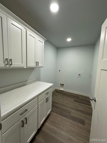 1705 S 21st Avenue, Escanaba, MI 49829