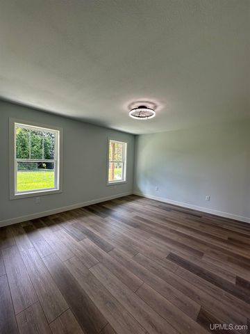 1705 S 21st Avenue, Escanaba, MI 49829